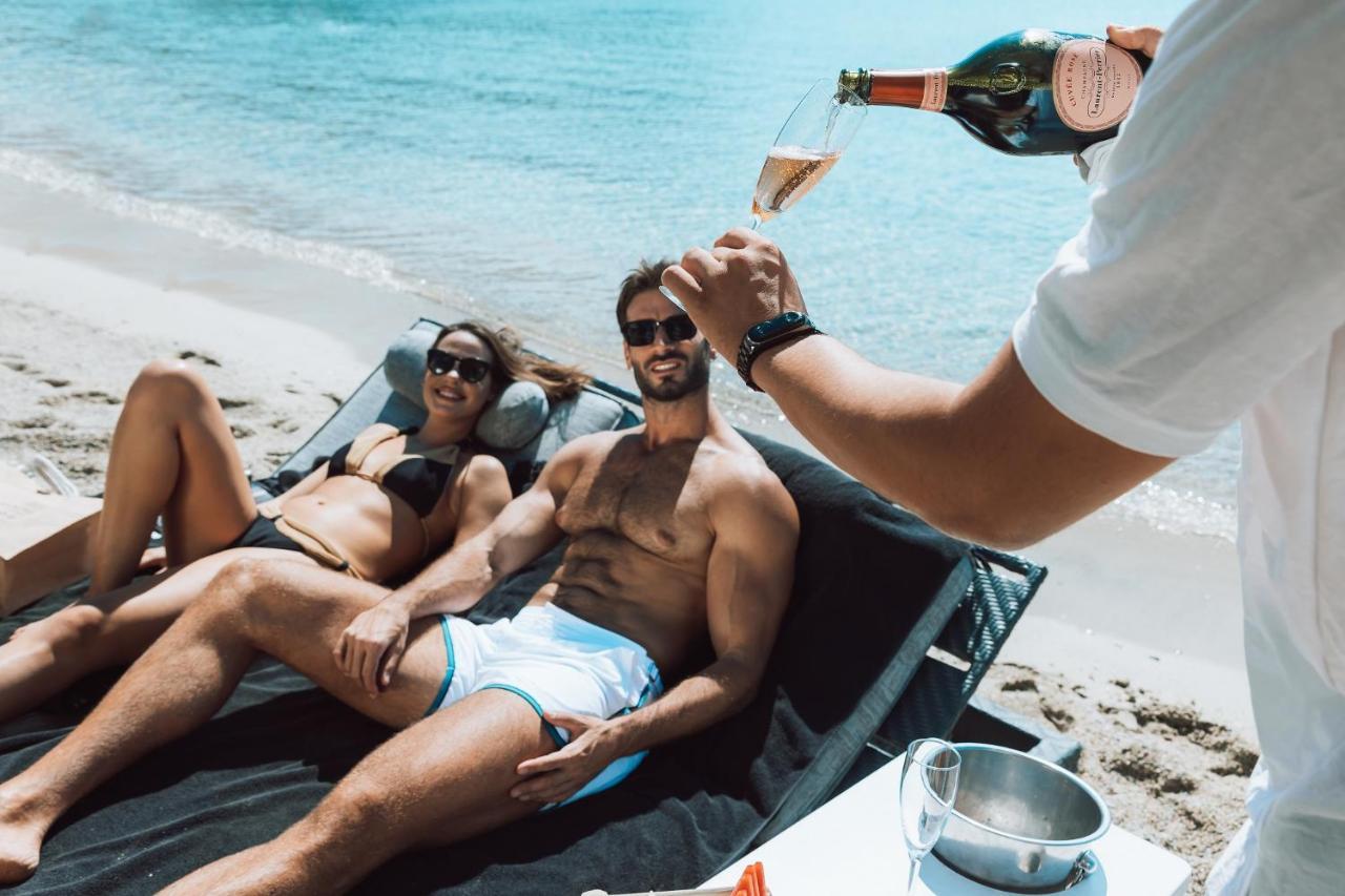 미코노스 암모스 호텔 오르노스 외부 사진 A beach butler serving champagne
