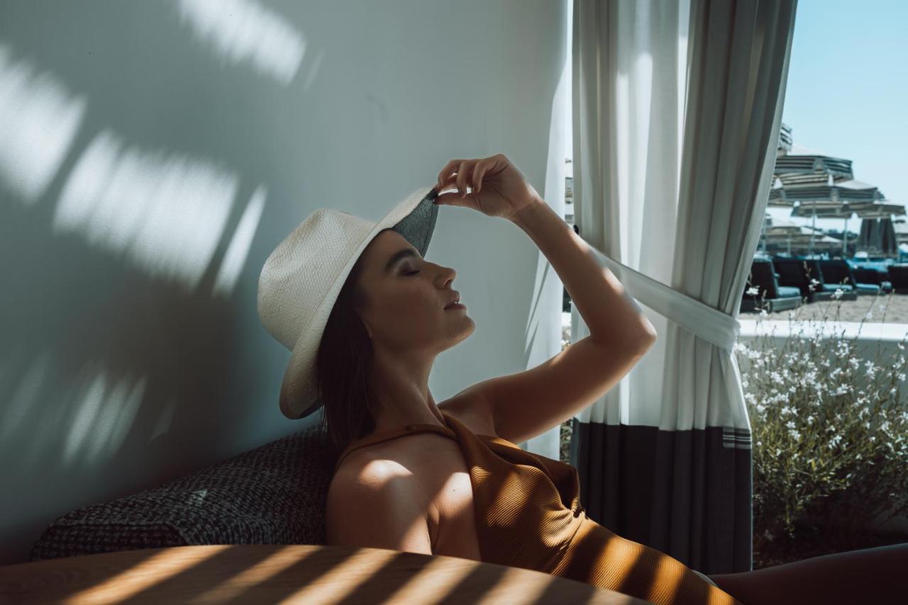 미코노스 암모스 호텔 오르노스 외부 사진 A woman sunbathing