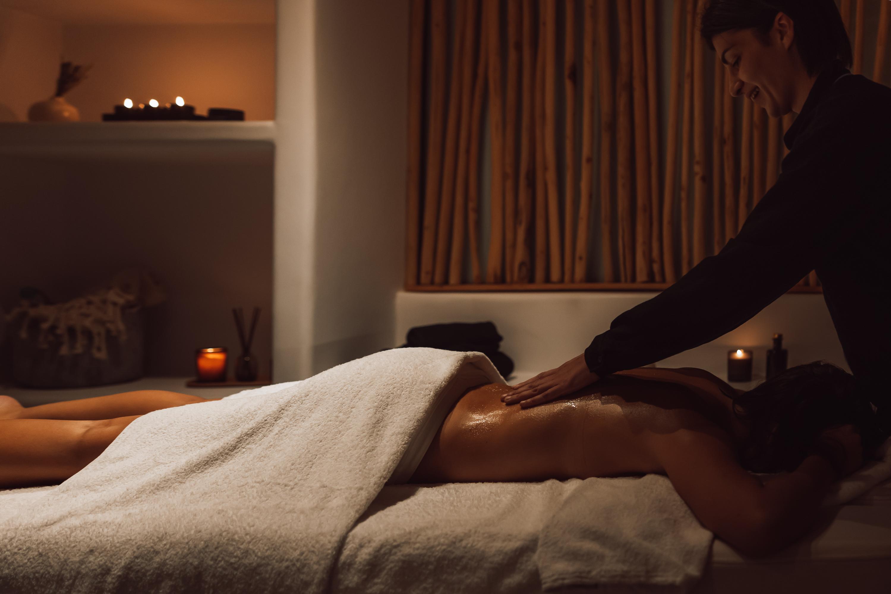 미코노스 암모스 호텔 오르노스 외부 사진 A massage therapist performing a massage
