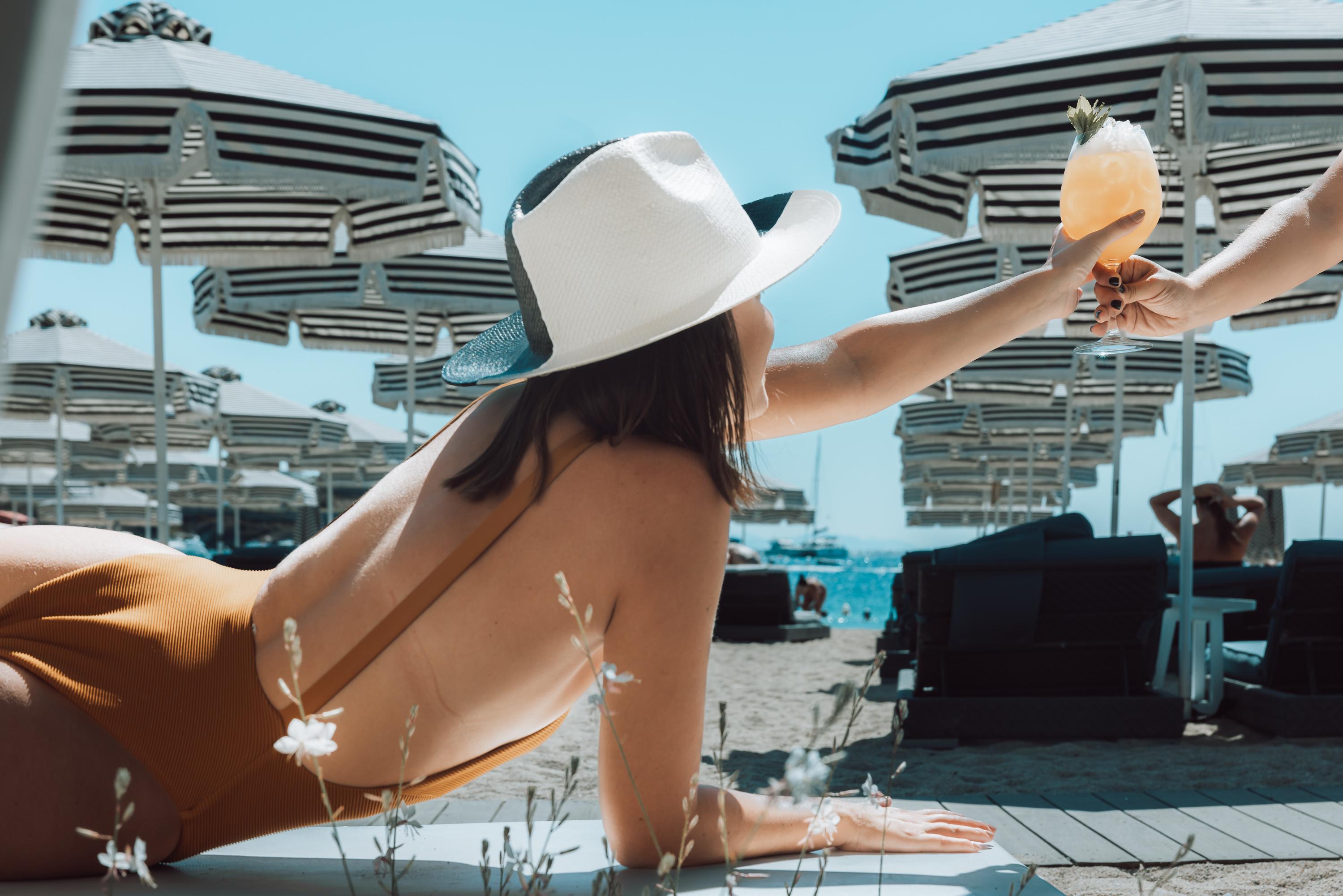 미코노스 암모스 호텔 오르노스 외부 사진 A woman sunbathing